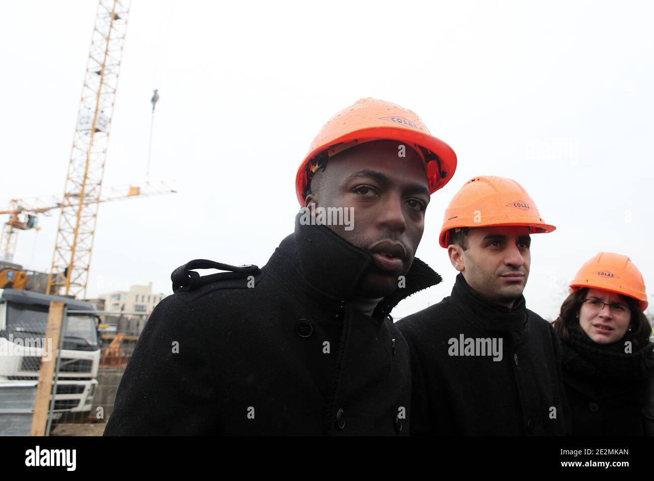 Val d'Oise capo della lista Ali soumare (L) durante una visita ad un sito di ristrutturazione urbana nella zona di 'Croix Petit' a Cergy-Pontoise, vicino a Parigi, Francia il 2 febbraio 2010. Il progetto, sostenuto dalla regione Ile-de-France, consiste nella costruzione di 1,000 unità abitative sociali e di un vivaio. Foto di Stephane Lemouton/ABACAPRESS.COM Foto Stock