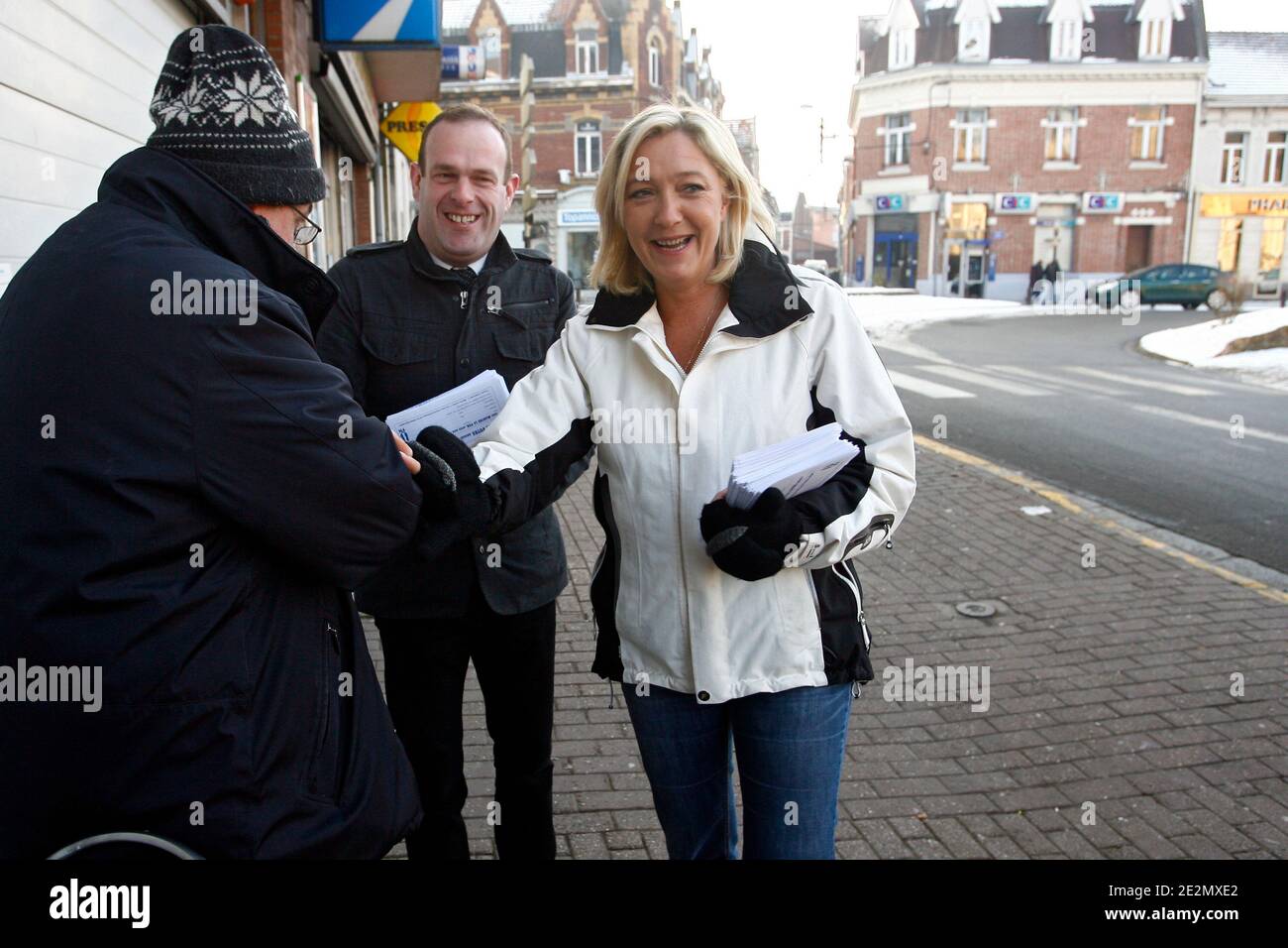 Marine le Pen, deputee europeenne et numero 2 du parti d'Extreme droite Front National (FN), distributive des tracts sur le marche en compagnie de Steve Briois pendant leur campagne pour les elections regionales a Henin-Beaumont, nord de la France, le 12 fev Foto Stock