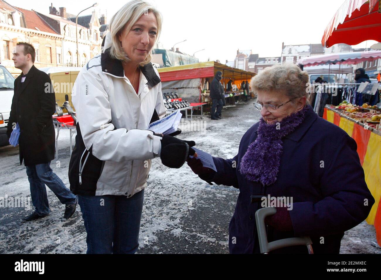 Marine le Pen, deputee europeenne et numero 2 du parti d'Extreme droite Front National (FN), distributive des tracts sur le marche pendant leur campagne pour les elections regionales a Henin-Beaumont, nord de la France, le 12 fevrier 2010. Foto Mikael Liber Foto Stock