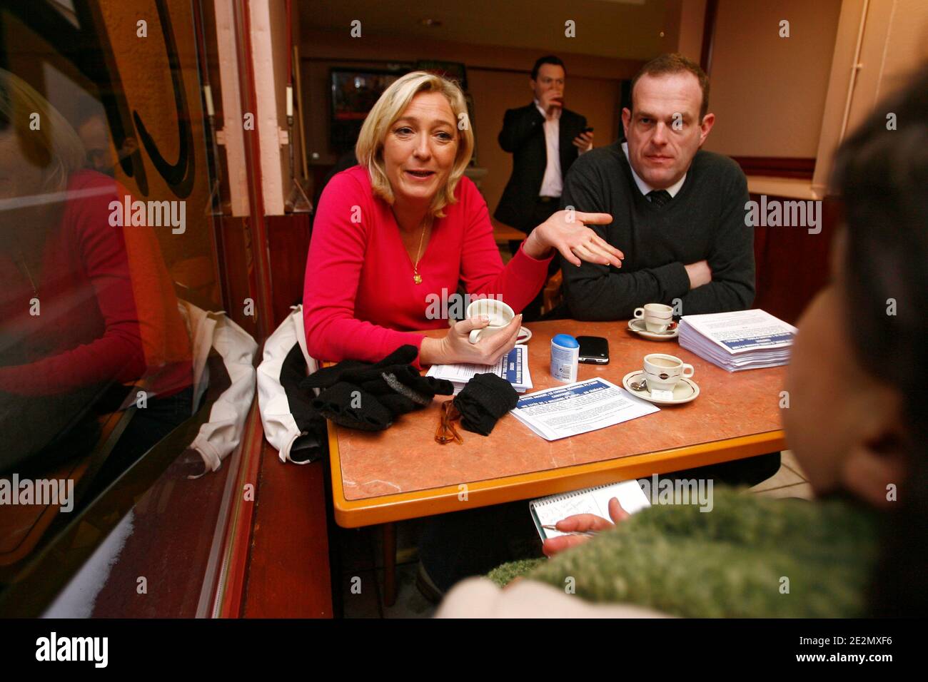 Marine le Pen, deputee europeenne et numero 2 du parti d'Extreme droite Front National (FN) en compagnie de Steve Briois contre les militant dans un cafe pendant leur campagne pour les elections regionales a Henin-Beaumont, nord de la France, le 12 fevr Foto Stock