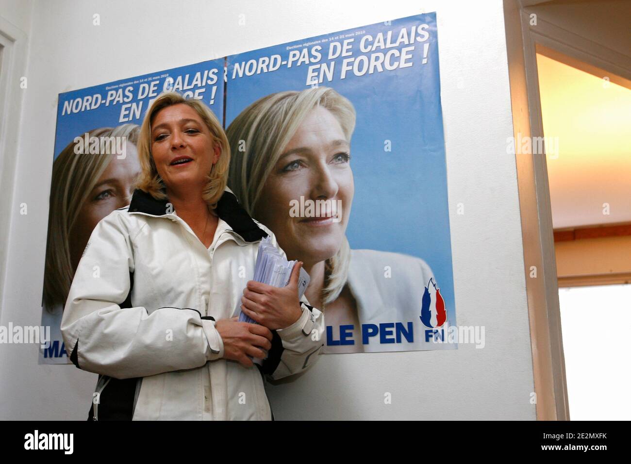 Marine le Pen, deputee europeenne et numero 2 du parti d'Extreme droite Front National (FN) a sa permanence pendant leur campagne pour les elections regionales a Henin-Beaumont, nord de la France, le 12 fevrier 2010. Foto Mikael Libert/ABACAPRESS.COM Foto Stock