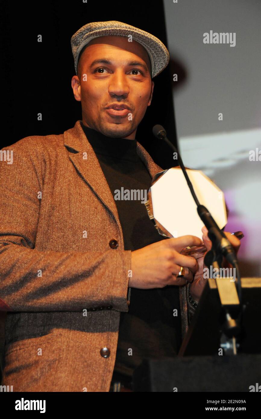 Juan Massenya ('Teum-Teum') ha premiato il miglior giornalista televisivo dell'anno in occasione della quinta cerimonia di 'Trophees Jeunes Talents' tenutasi presso il teatro Elysees Biarritz di Parigi, in Francia, il 12 febbraio 2010. Foto di Mireille Ampilhac/ABACAPRESS.COM Foto Stock