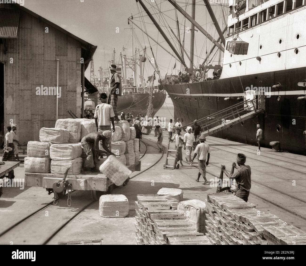 GRUPPO DI STEVEDORES DEGLI ANNI '30 CHE CARICANO GOMMA E TIN SULLA NAVE OCEAN GOING FREIGHTER PER L'ESPORTAZIONE NEGLI STATI UNITI A PENANG MALESIA - Q409 HAR001 HARS GANG CARICO ABILITÀ GRANDANGOLARE ABILITÀ DI OCCUPAZIONE FORZA E LAVORO ESTERNO IN DI SU A. OCCUPAZIONE OCCUPAZIONI PENANG CONCETTUALE LONGSHOREMEN DIPENDENTE FREIGHTER ESPORTAZIONE CARICATO MALESIA MID-ADULT MID-ADULT UOMO CHE SPEDISCE STEVEDORES WATERFRONT GIOVANE UOMO ADULTO NERO E BIANCO HAR001 CHE LAVORA VECCHIO STILE VASO Foto Stock