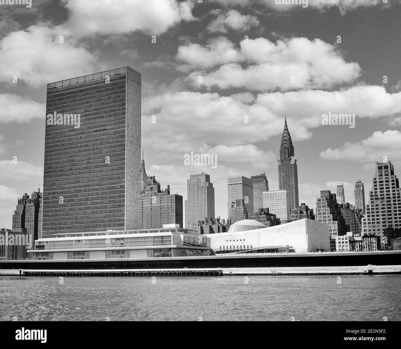 ANNI '50 GLI EDIFICI DELLE NAZIONI UNITE SUL LATO EST DI MIDTOWN MANHATTAN CON EDIFICIO CHRYSLER SULLO SFONDO - R580 HAR001 HARS CHRYSLER EXTERIOR LEADERSHIP OPPORTUNITY AUTHORITY NYC POLITICA 1951 IMMOBILIARE CONNESSIONE CONCETTUALE NEW YORK STRUTTURE CITTÀ COMPLESSO UN EDIFICIO NUOVO YORK CITY COOPERATION SEDE GENERALE ASSEMBLEA GENERALE IN BIANCO E NERO ORIENTE FIUME HAR001 VECCHIO STILE DELLE NAZIONI UNITE Foto Stock