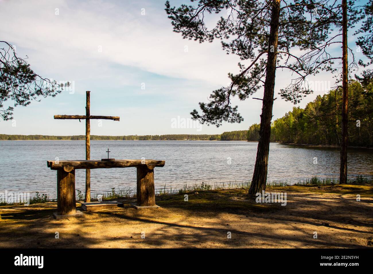 Altare esterno in legno sul bordo del lago e della foresta. Luogo perfetto per celebrare la messa o il matrimonio. Finlandia Foto Stock