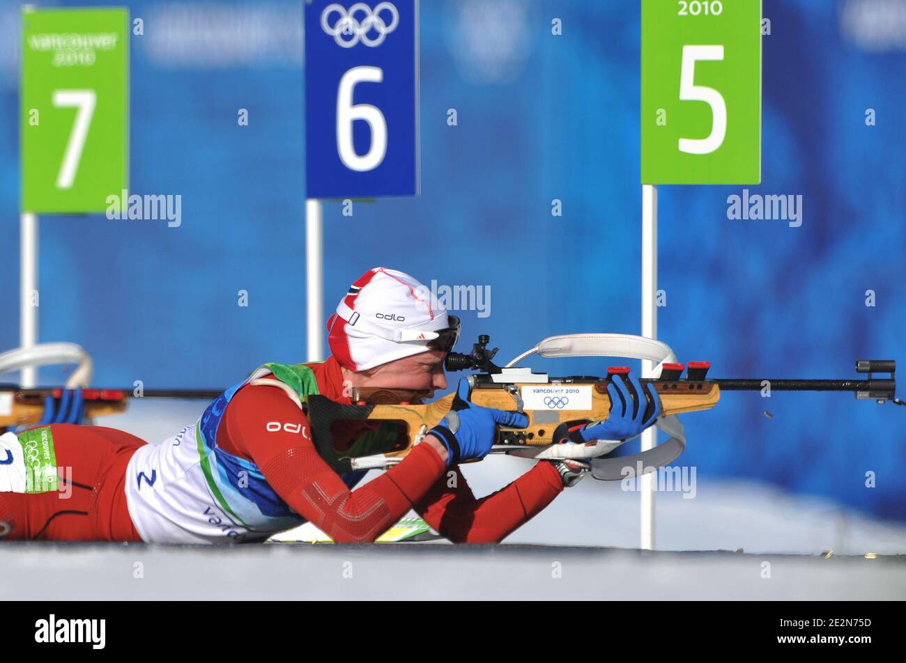 La norvegese Tora Berger si esibisce durante il biathlon femminile 15 km individuale per i Vancouver 2010 XXI Giochi Olimpici invernali al Whistler Olympic Park di Whistler, Canada, il 18 febbraio 2010. Foto di Gouhier-Hahn-Nebinger/ABACAPRESS.COM Foto Stock