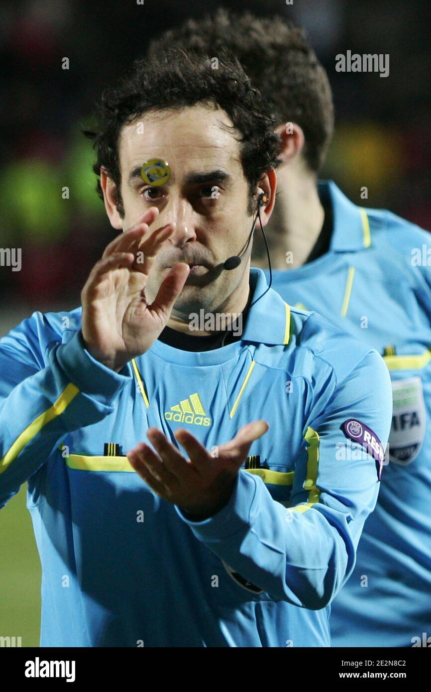 L'arbitro spagnolo Eduardu Gonzalez procede ai lotti di estrazione prima della partita di calcio della Europa League Lille OSC (LOSC) contro la squadra turca Fenerbahce allo stadio Lille Metropole, a Lille, nel nord della Francia, il 18 febbraio 2010. Foto di Mikael Libert/ABACAPRESS.COM Foto Stock