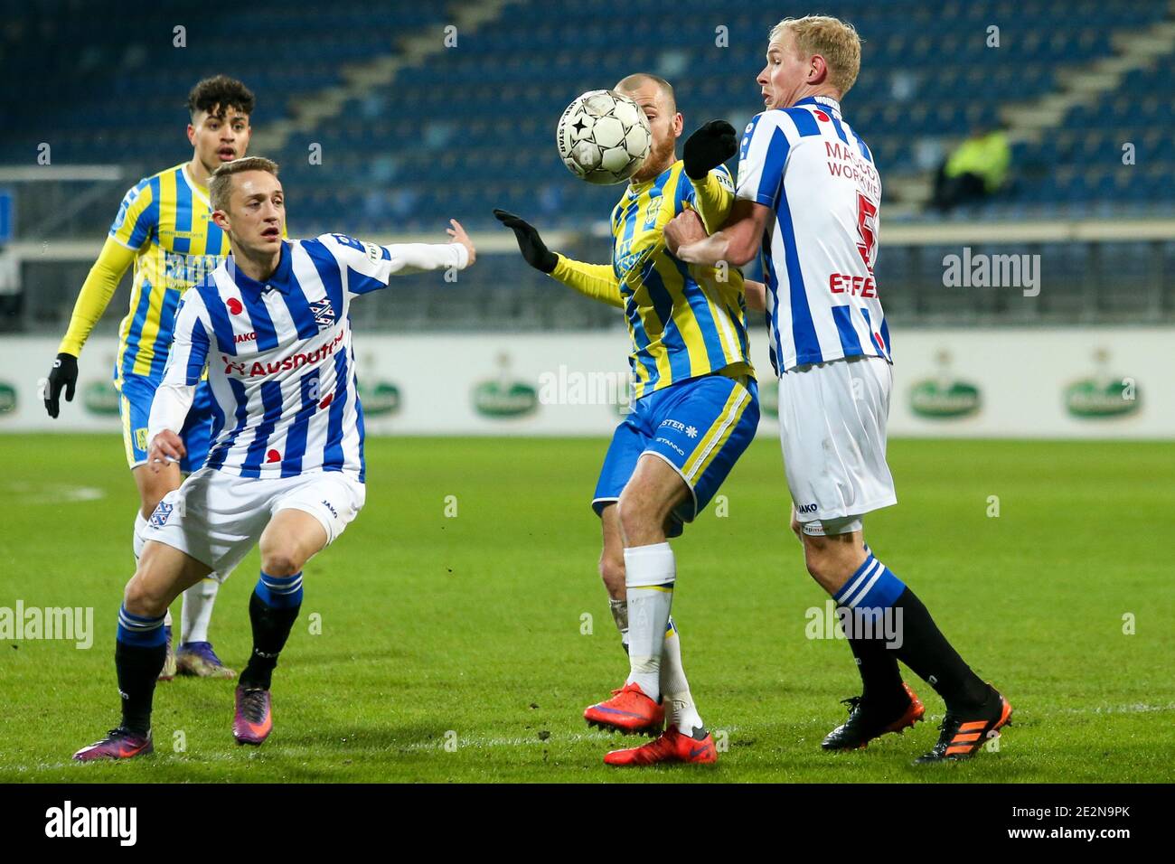 HEERENVEEN, PAESI BASSI - GENNAIO 14: L-R: Tibor Halilovic di SC Heerenveen, James Efmorfidis di RKC Waalwijk, Lucas Woudenberg di SC Heerenveen durin Foto Stock