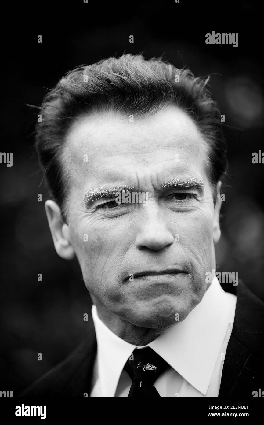 Il governatore della California Arnold Schwarzenegger lascia l'ala ovest dopo aver incontrato il presidente americano Barack Obama nell'ufficio ovale della Casa Bianca a Washington, DC, USA il 22 febbraio 2010. Foto di Olivier Douliery/ABACAPRESS.COM Foto Stock