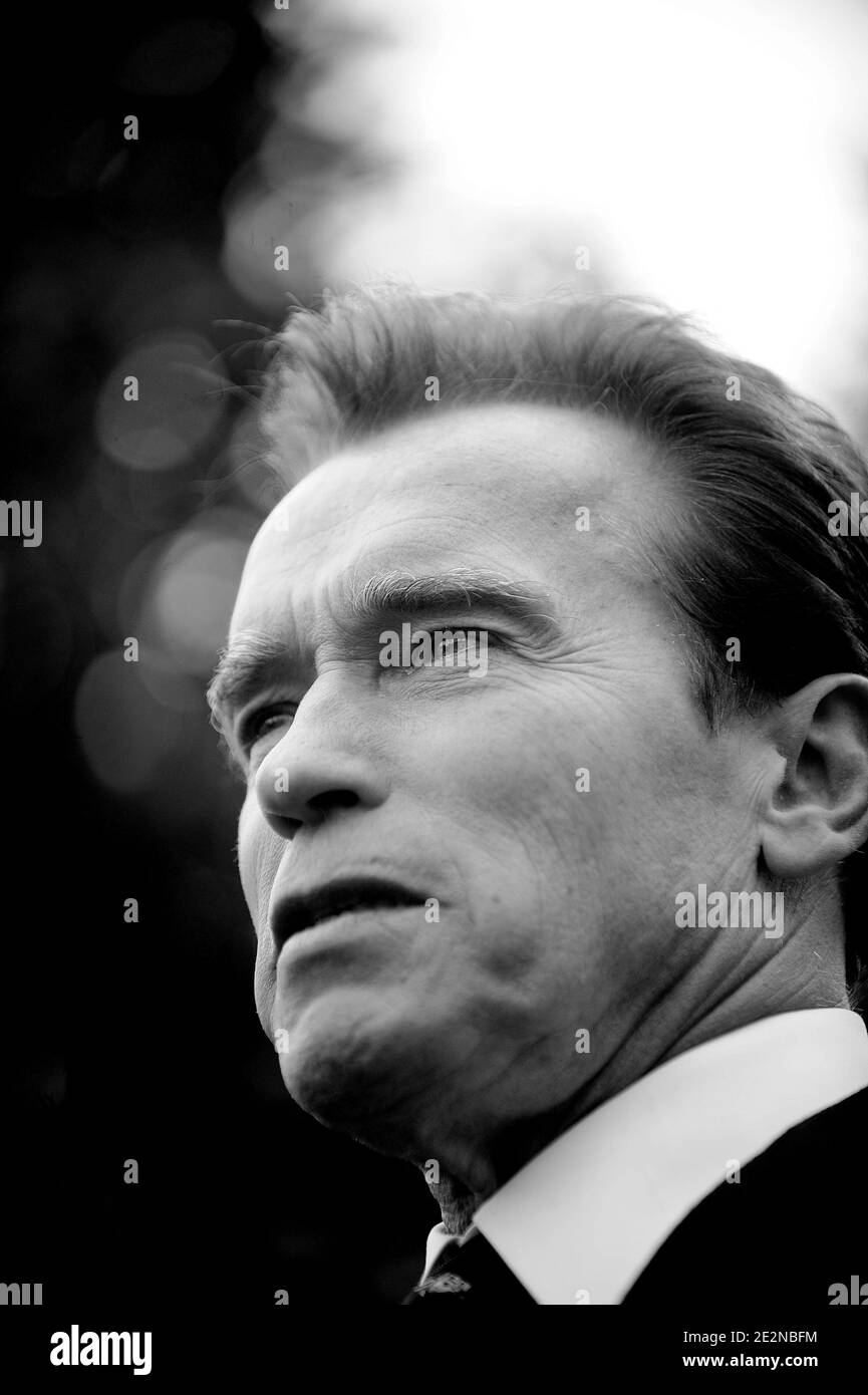Il governatore della California Arnold Schwarzenegger lascia l'ala ovest dopo aver incontrato il presidente americano Barack Obama nell'ufficio ovale della Casa Bianca a Washington, DC, USA il 22 febbraio 2010. Foto di Olivier Douliery/ABACAPRESS.COM Foto Stock