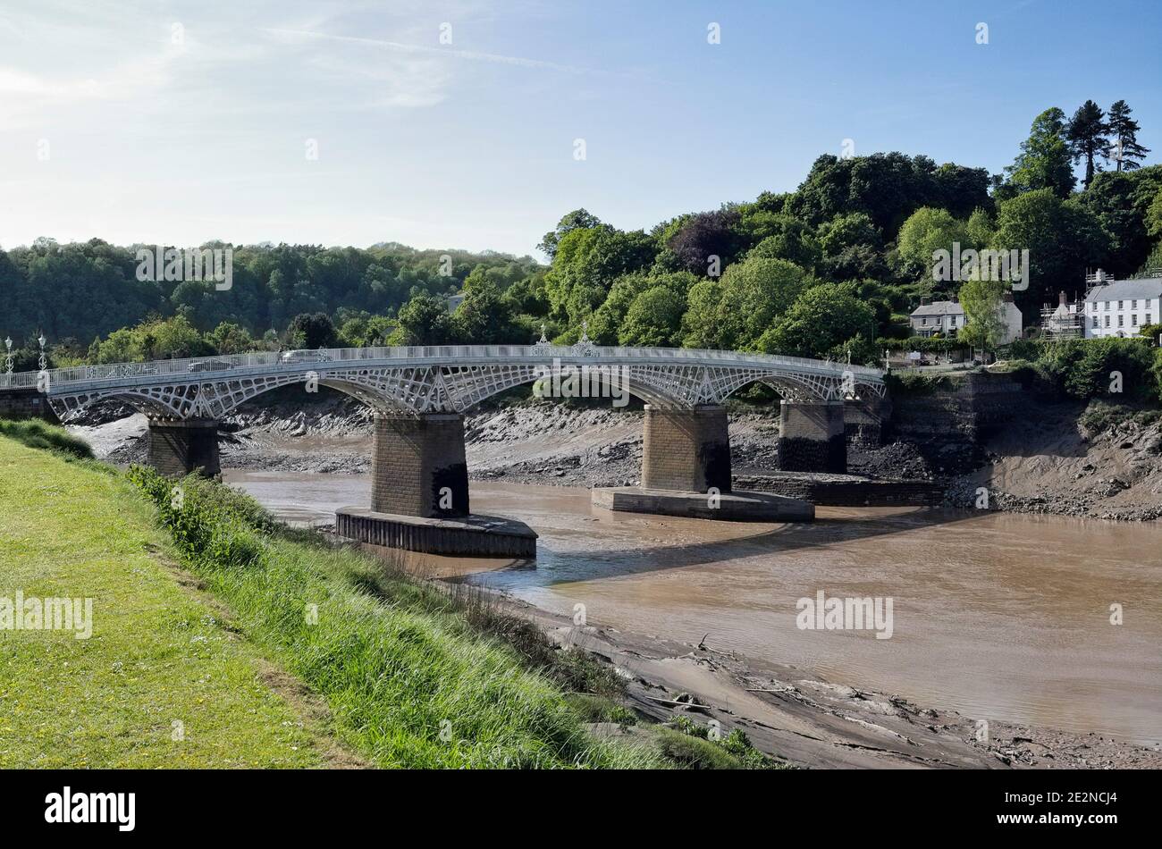 Ponte vittoriano di ferro, fiume Wye tra Chepstow Galles, e il confine con Gloucestershire Inghilterra, con la bassa marea Foto Stock