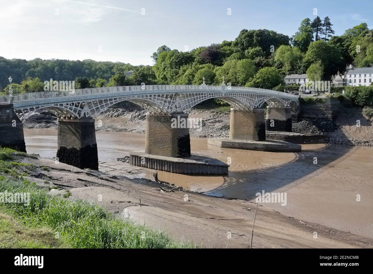 Ponte di ferro sul fiume Wye a Chepstow, il confine tra Inghilterra e Galles. A bassa marea, confine gallese inglese Foto Stock