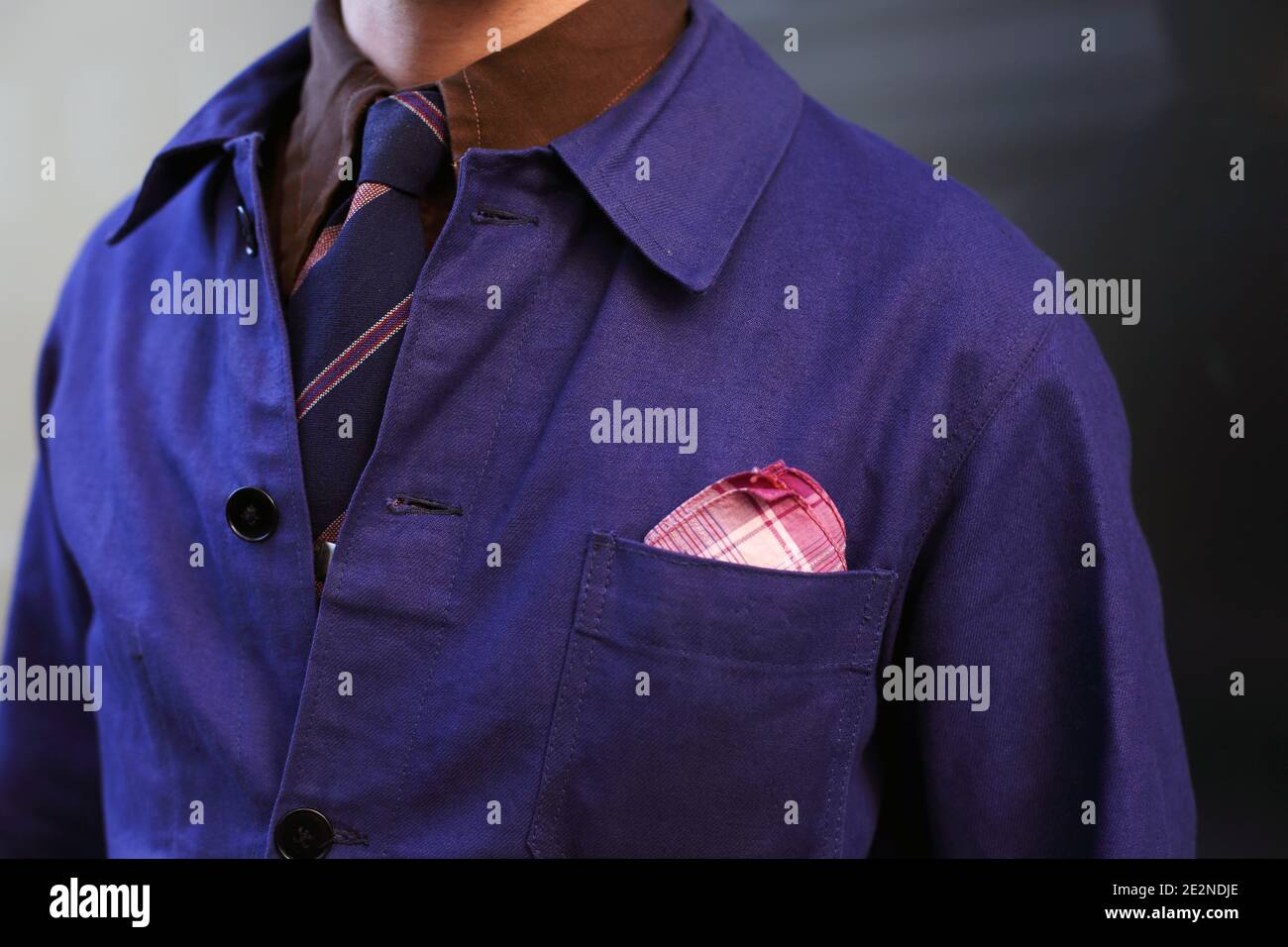 Primo piano di un uomo che indossa una giacca da lavoro francese con un quadrato da tasca. Sfoggia un'eleganza robusta Foto Stock