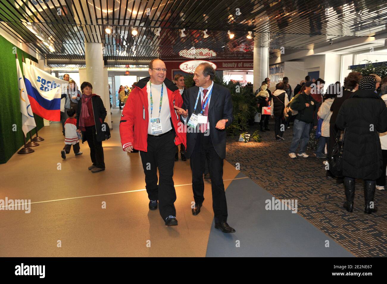 Il modello russo Natalia Vodianova e il principe Alberto II di Monaco durante una conferenza stampa per la Sochy 2014 Russian International Olympic University a Vacouver, Canada, il 25 febbraio 2010. Foto di Gouhier-Hahn-Nebinger/ABACAPRESS.COM Foto Stock