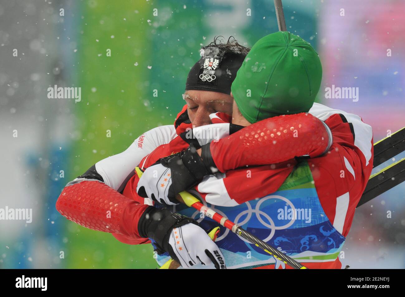 Christoph Sumann (posteriore) e Simon Eder abbracciano l'Austria dopo il relè 4x7,5 km di Biatlon Men dei Giochi Olimpici invernali di Vancouver 2010 XXI al Parco Olimpico di Whistler, Canada, il 26 febbraio 2010. Foto di Gouhier-Hahn-Nebinger/ABACAPRESS.COM Foto Stock