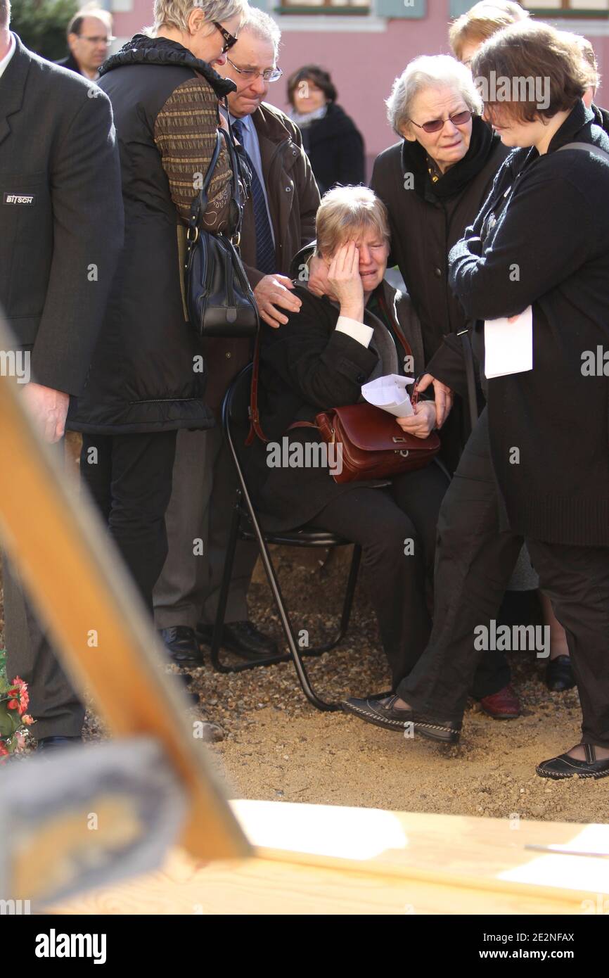 Enterelement de Jean-Pierre Treiber, qui s'est suicide samedi dernier a la prigione di Fleury-Merogis, dans son village familial a Soppe-le-Bas, dans le Haut-Rhin, France, le 27 Fevrier 2010. Foto di Antoine/ABACAPRESS.COM Foto Stock