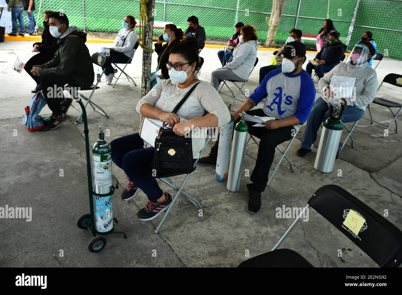 Città del Messico, Messico. 13 gennaio 2021. CITTÀ DEL MESSICO, MESSICO - GENNAIO 14: Una persona attende il suo turno per riempire un serbatoio di ossigeno per il suo parente infettato con la SARS Cov-2 che causa la malattia di Covid-19. Il governo messicano ha avviato il programma di beneficenza 'UNO sfiatatoio per Ecatepec' per sostenere le persone che hanno bisogno di serbatoi di ossigeno a causa di che sono stati infettati con Coronavirus il 14 gennaio 2021 a Città del Messico, Messico (Foto di Eyepix Group/Pacific Press) Credit: Pacific Press Media Production Corp./Alamy Live News Foto Stock