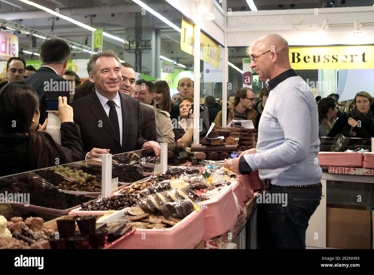 Francois Bayrou visita la Fiera Internazionale dell'Agricoltura, tenutasi a Porte de Versailles, Parigi, Francia, il 28 febbraio 2009. Foto di Stephane Lemouton/ABACAPRESS.COM Foto Stock