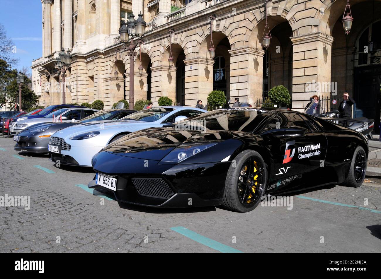 Le vetture FIA GT1 durante una conferenza stampa per annunciare il lancio del Campionato Mondiale FIA GT1 al Club Automobile de France di Parigi, Francia, il 1 marzo 2010. Foto di Thierry Plessis/ABACAPRESS.COM Foto Stock