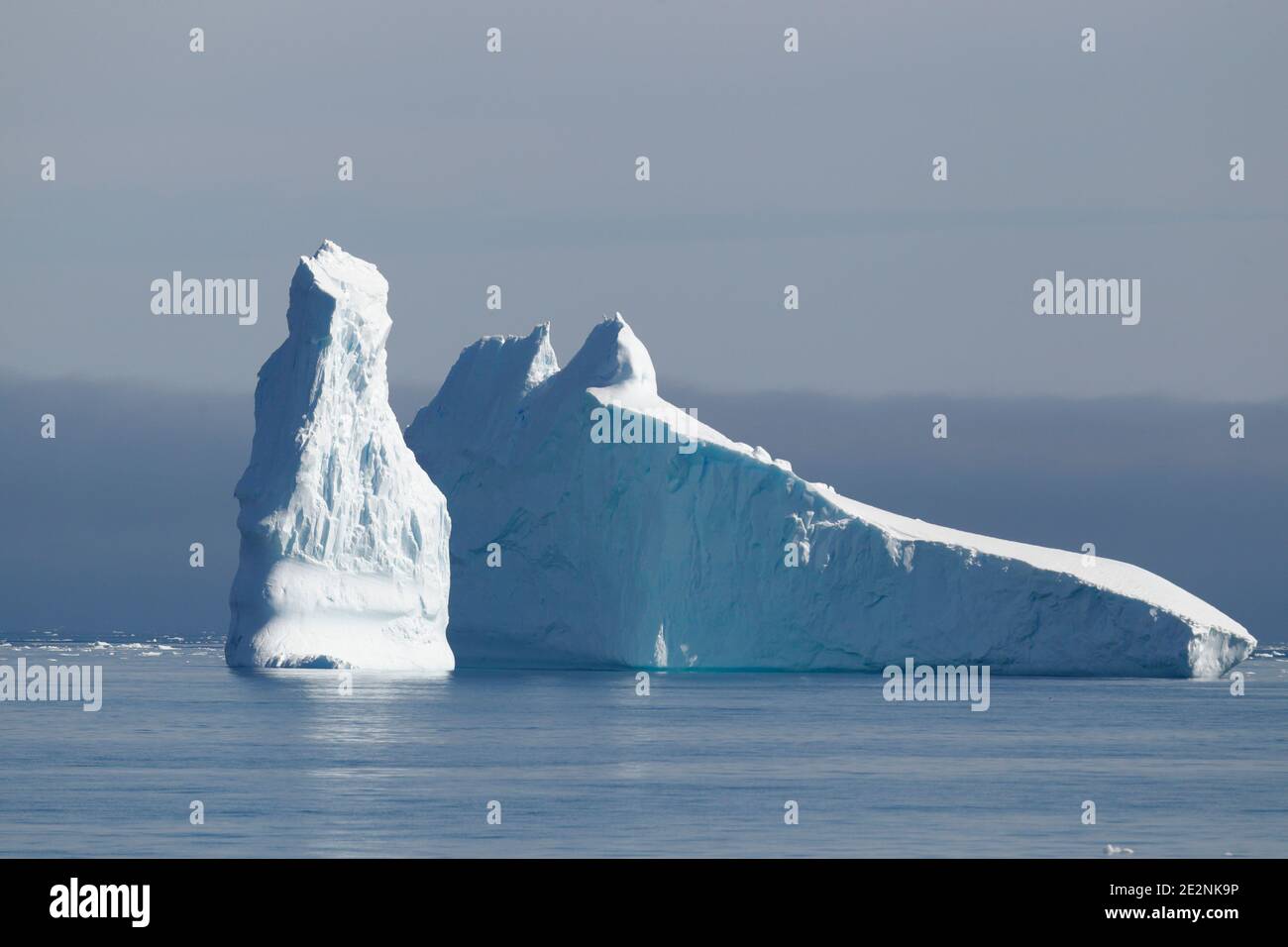 Icebergs and sea mist, in Bransfield Strait, Antarctica 15th Dec 2015 Foto Stock