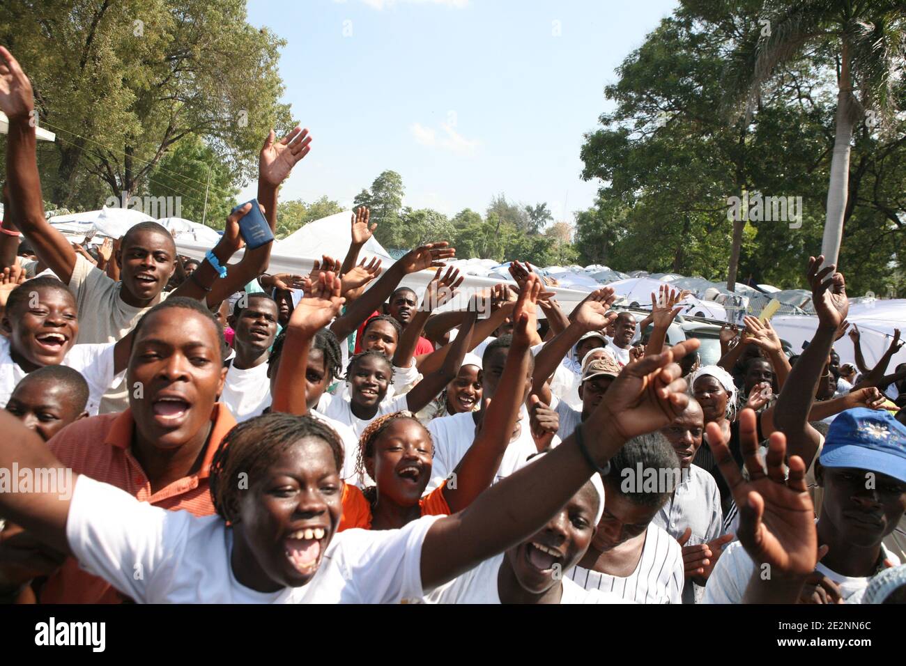 La gente prega nel campo profughi di Saint-Louis-de-Gonzague, vicino a Port-au-Prince, Haiti, il 13 febbraio 2010, un mese dopo il devastante terremoto che ha colpito il paese. I suoi occupanti rinominarono il campo 'Las Vegas'. Foto di Axelle De russe/ABACAPRESS.COM Foto Stock