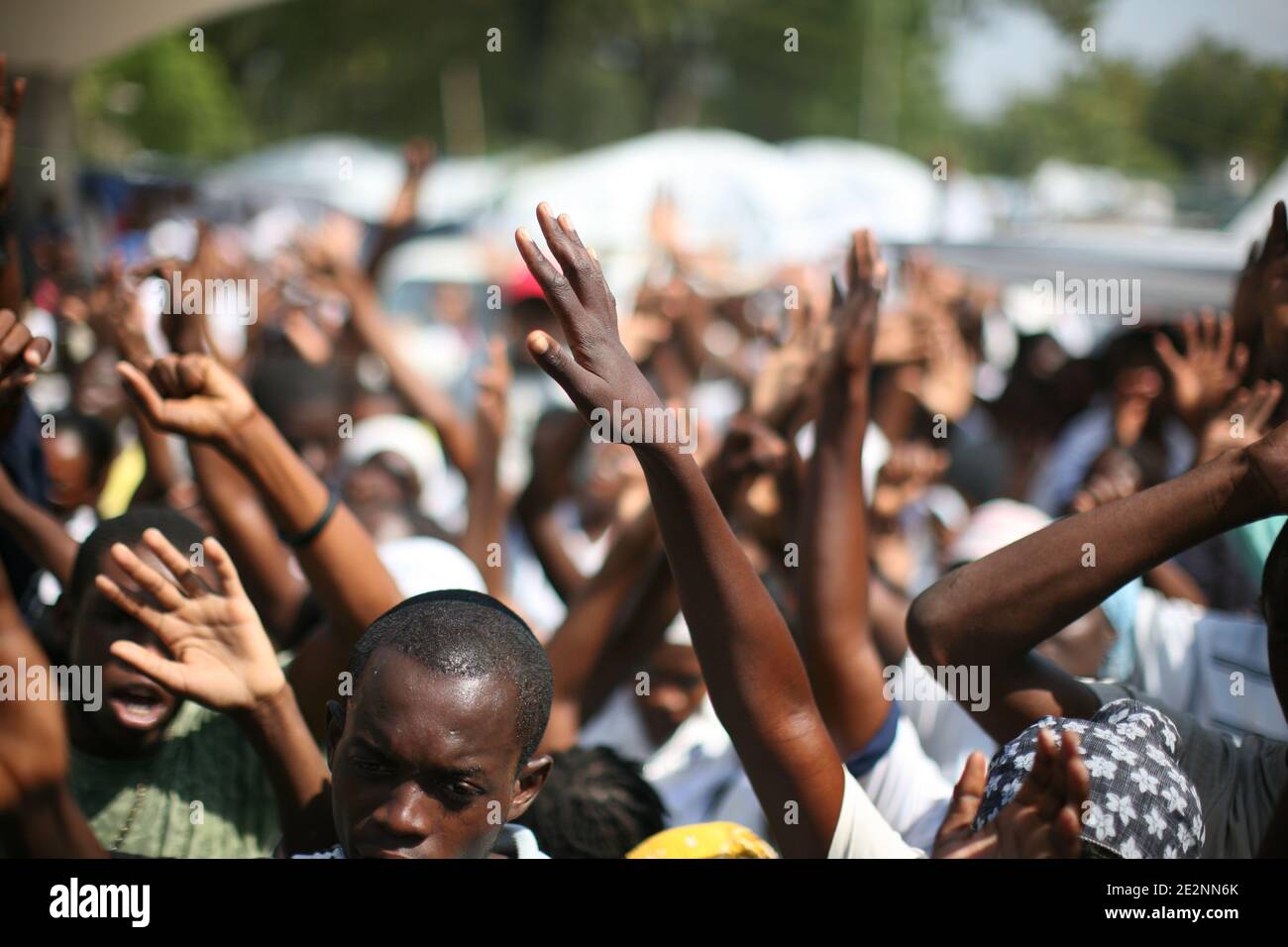 La gente prega nel campo profughi di Saint-Louis-de-Gonzague, vicino a Port-au-Prince, Haiti, il 13 febbraio 2010, un mese dopo il devastante terremoto che ha colpito il paese. I suoi occupanti rinominarono il campo 'Las Vegas'. Foto di Axelle De russe/ABACAPRESS.COM Foto Stock