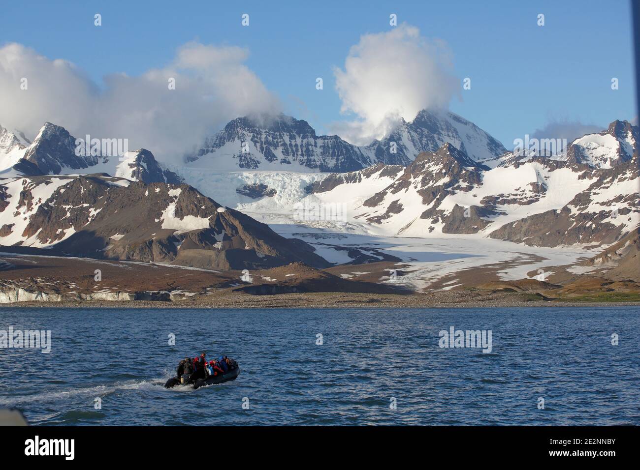 Carico di ecotuisti zodiacali che si dirigono verso la Baia di St Andrews, con il ghiacciaio e la colonia di Re Pinguini, l'Isola della Georgia del Sud, 8 dicembre 2015 Foto Stock