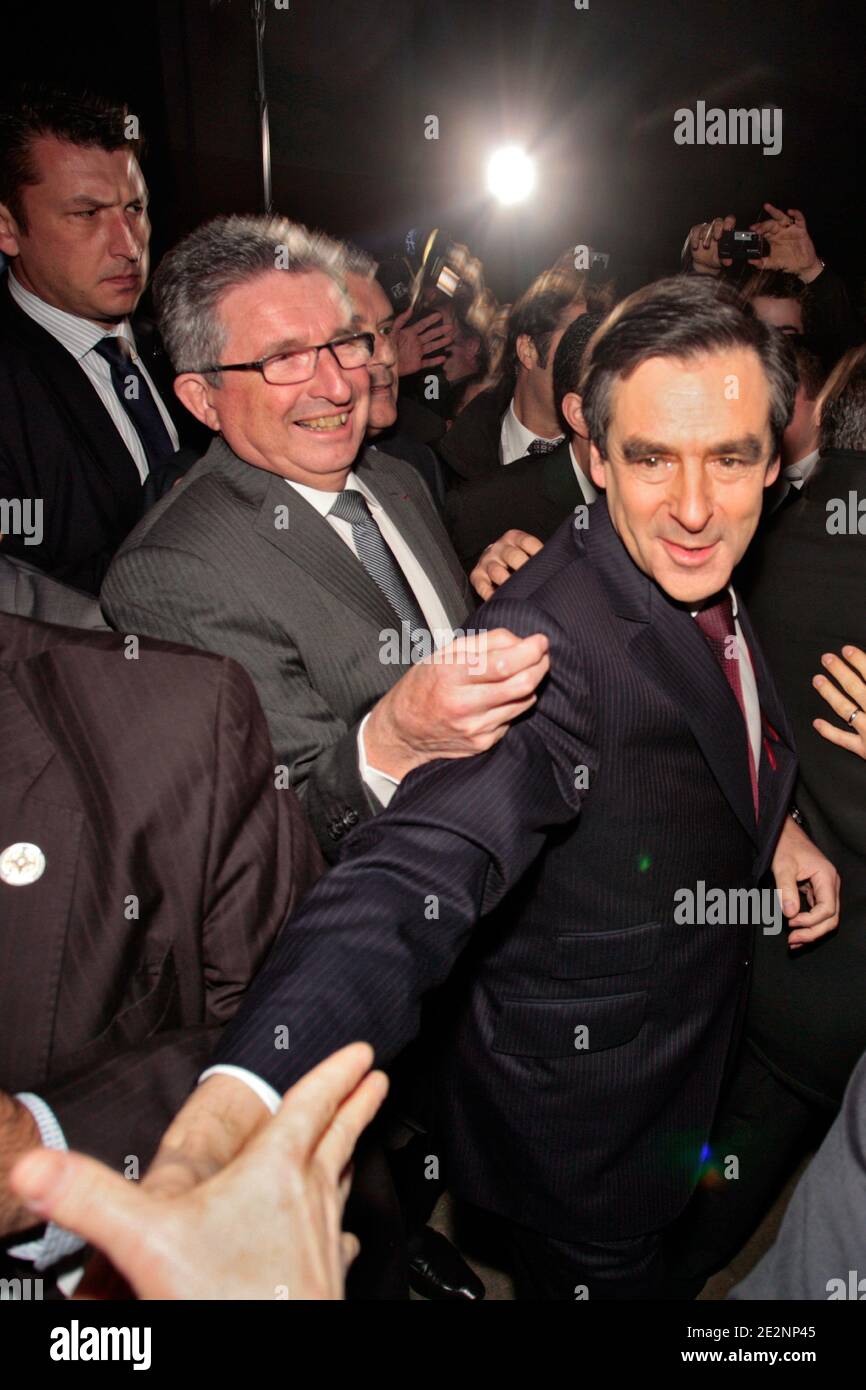 Raymond Couderc tete de liste UMP en Languedoc-Roussillon et Francois Fillon, Premier Minibre lors de la campagne pour les elections regionales a Nimes, France le 4 Mars 2010. Foto Pascal Parrot/ABACAPRESS.COM Foto Stock