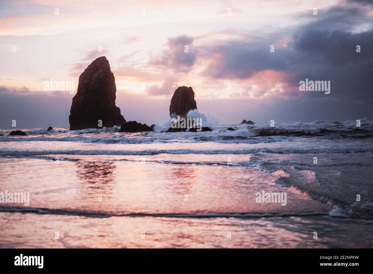 Roccia di fieno al tramonto a Cannon Beach, OREGON Foto Stock