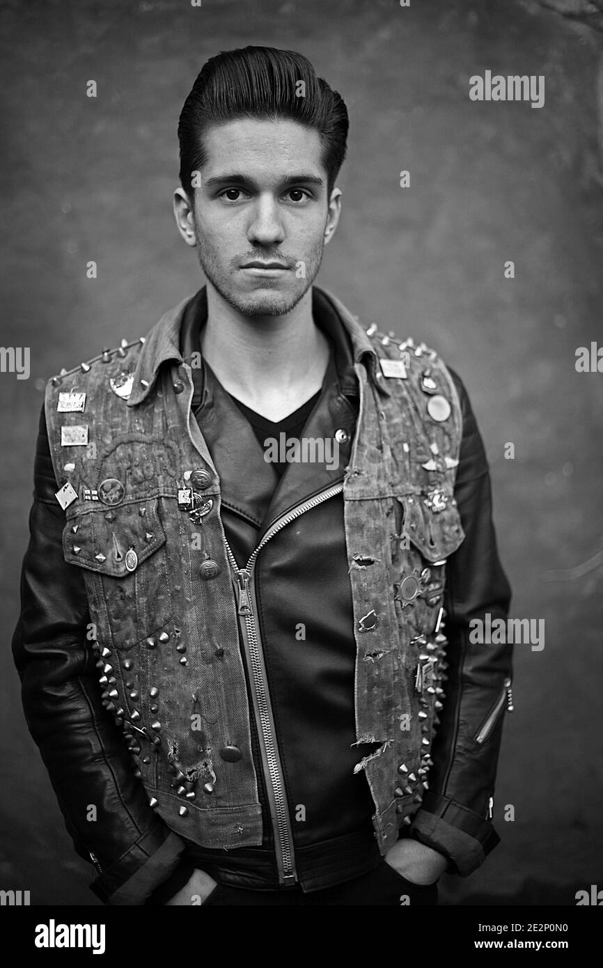 Rocker indossando giubbotto jeans con cerotti, Londra, Inghilterra . Giacca personalizzata. Foto Stock