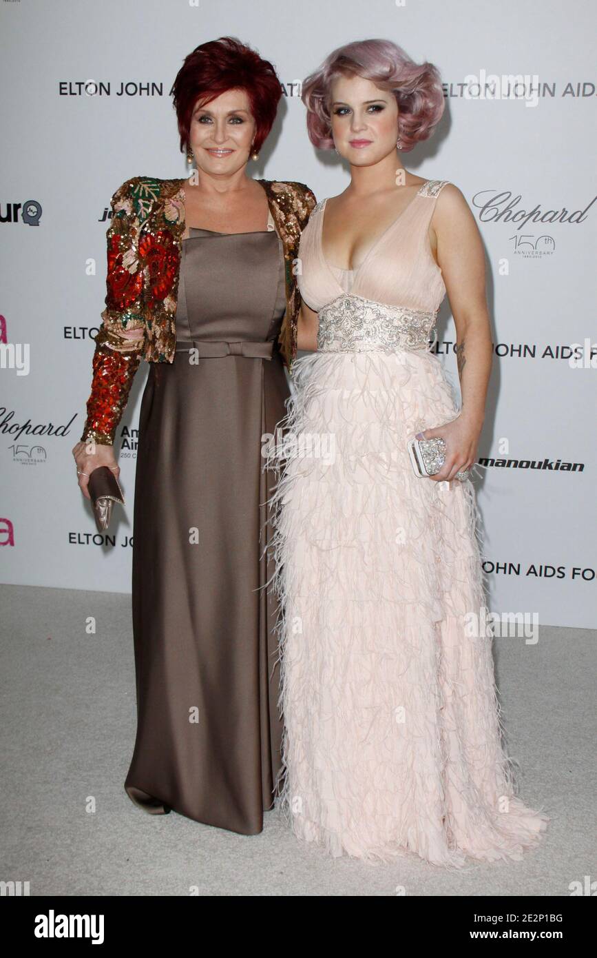 Sharon Osbourne e Kelly Osbourne in arrivo per la diciottesima edizione del festival annuale Elton John AIDS Foundation Academy Awards, tenuto presso il Pacific Design Center di West Hollywood, Los Angeles, CA, USA il 07 marzo 2010. Foto di Tony DiMaio/ABACAPRESS.COM (nella foto: Sharon Osbourne e Kelly Osbourne) Foto Stock