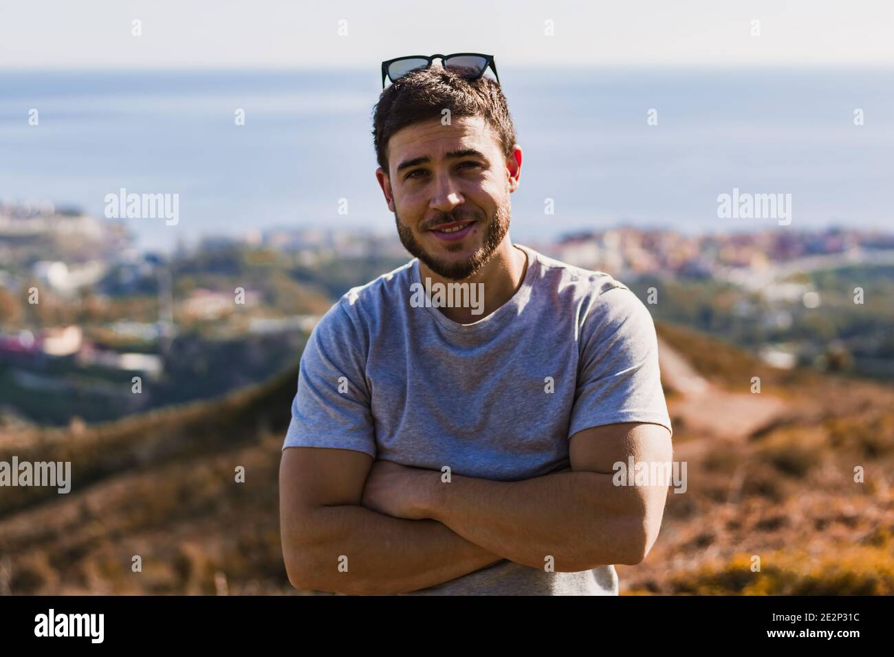 Ritratto di giovane uomo con occhiali da sole sulla testa con paesaggio in  background Foto stock - Alamy