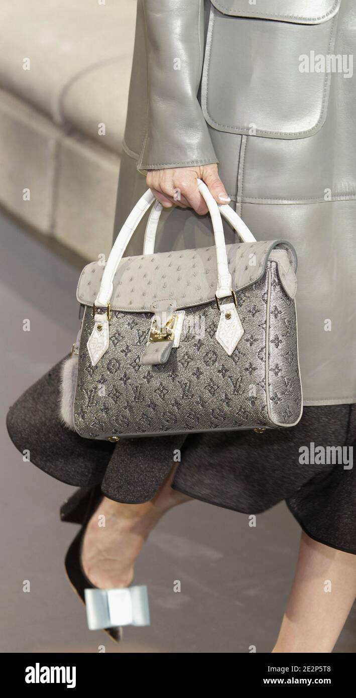 Una borsa e una scarpa disegnate da Marc Jacobs per la collezione Louis  Vuitton Autunno-Inverno 2010/2011 Ready-to-Wear che si tiene al Cour Carré  du Louvre di Parigi, Francia, il 10 marzo 2010.