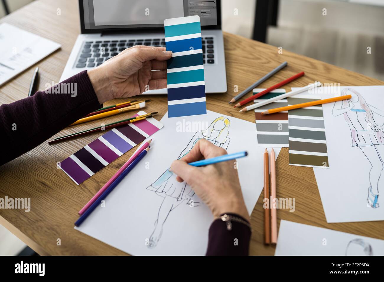 Designer di moda disegno creativo schizzo. Stile e creatività Foto Stock