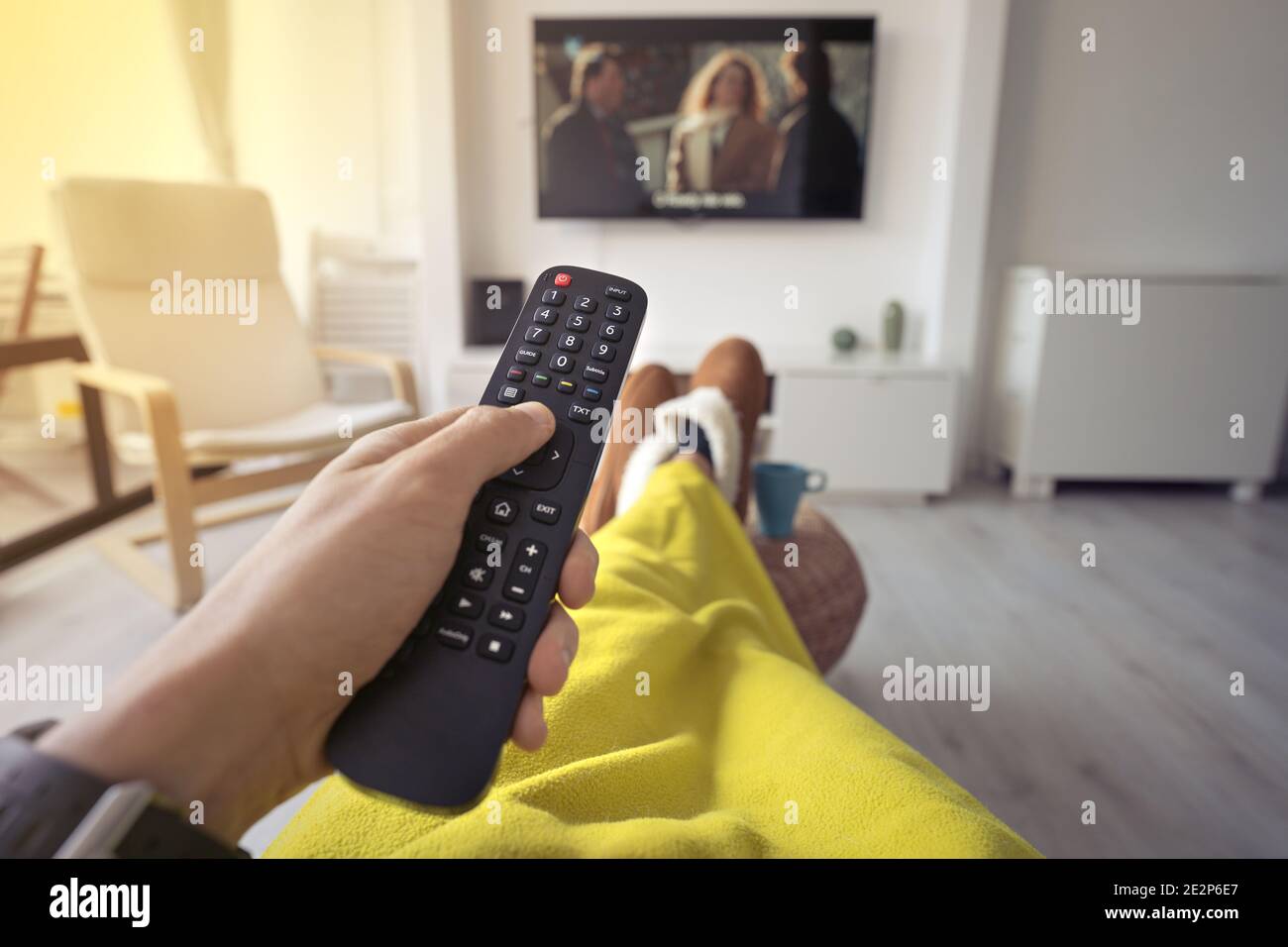Uomo che guarda la TV a casa. Vista in prima persona Foto Stock