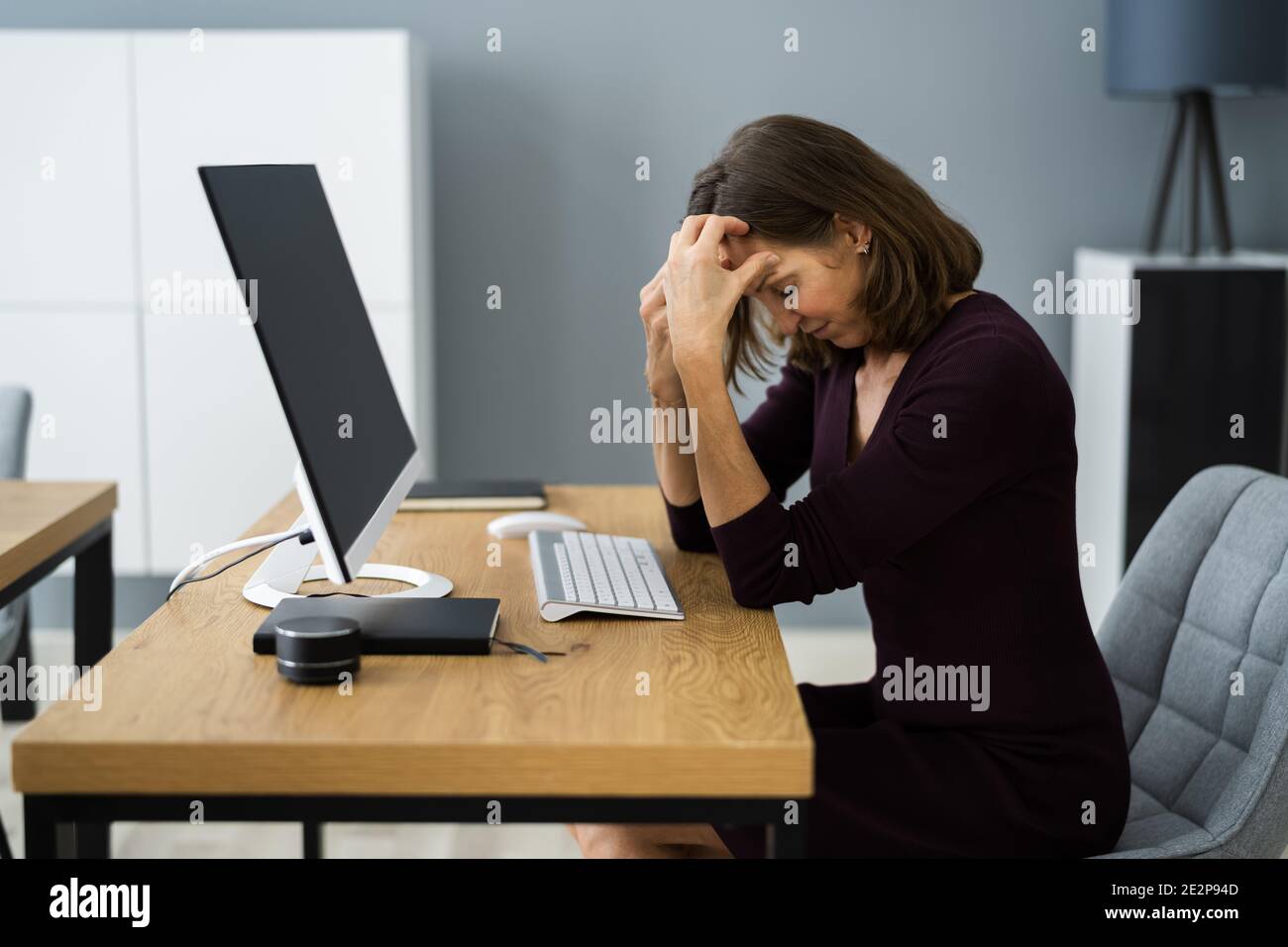 Stressato turbato Business Employee Woman al lavoro Foto Stock