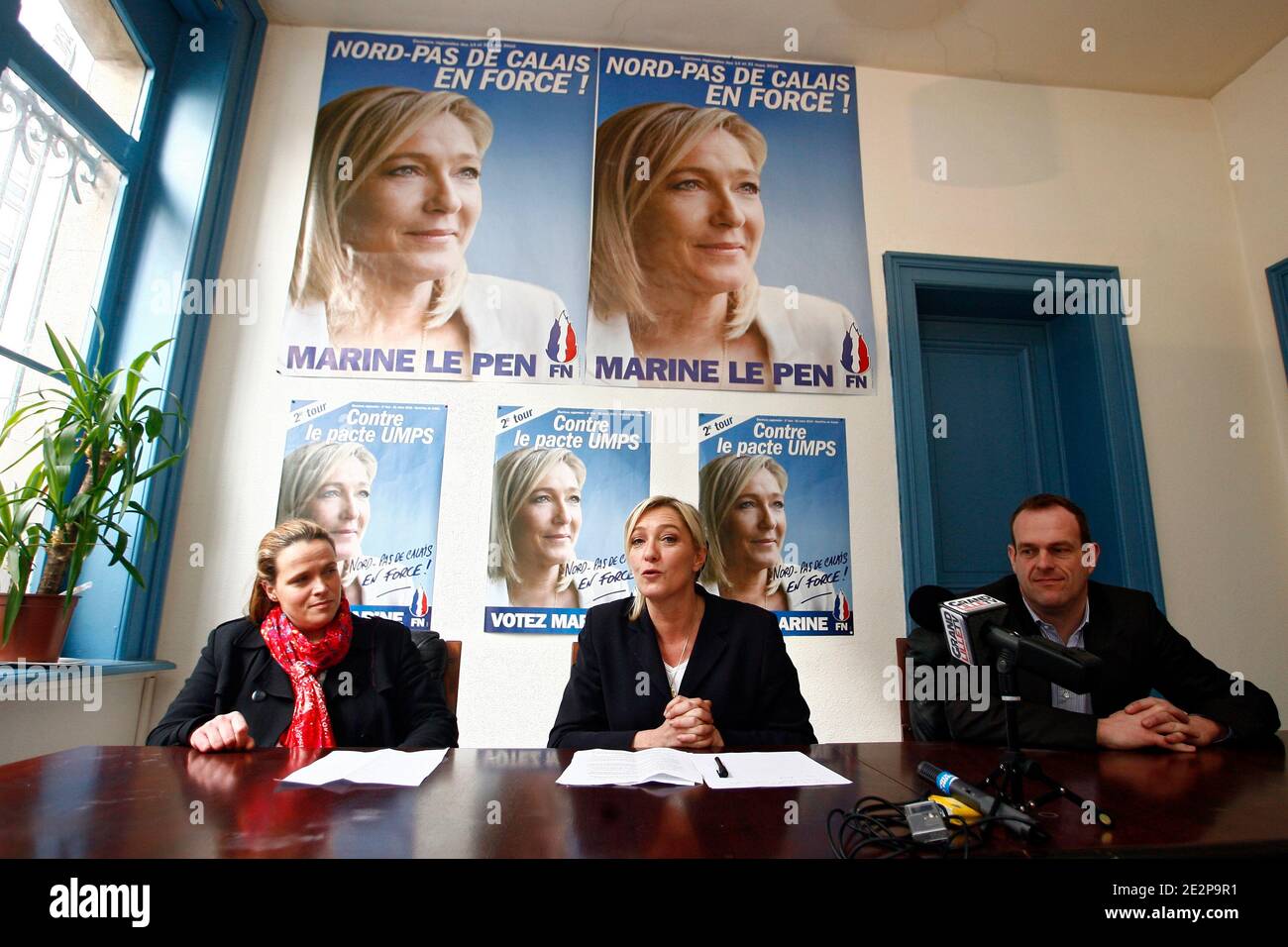 Marine le Pen, numero deux du parti d'Extreme droite Front National (FN) et tete de liste dans le Nord Pas-de-Calais, donne une conference de presse dans sa permanence apres avoir depose en prefecture sa liste pour le second tour des elections regionales. Foto Stock