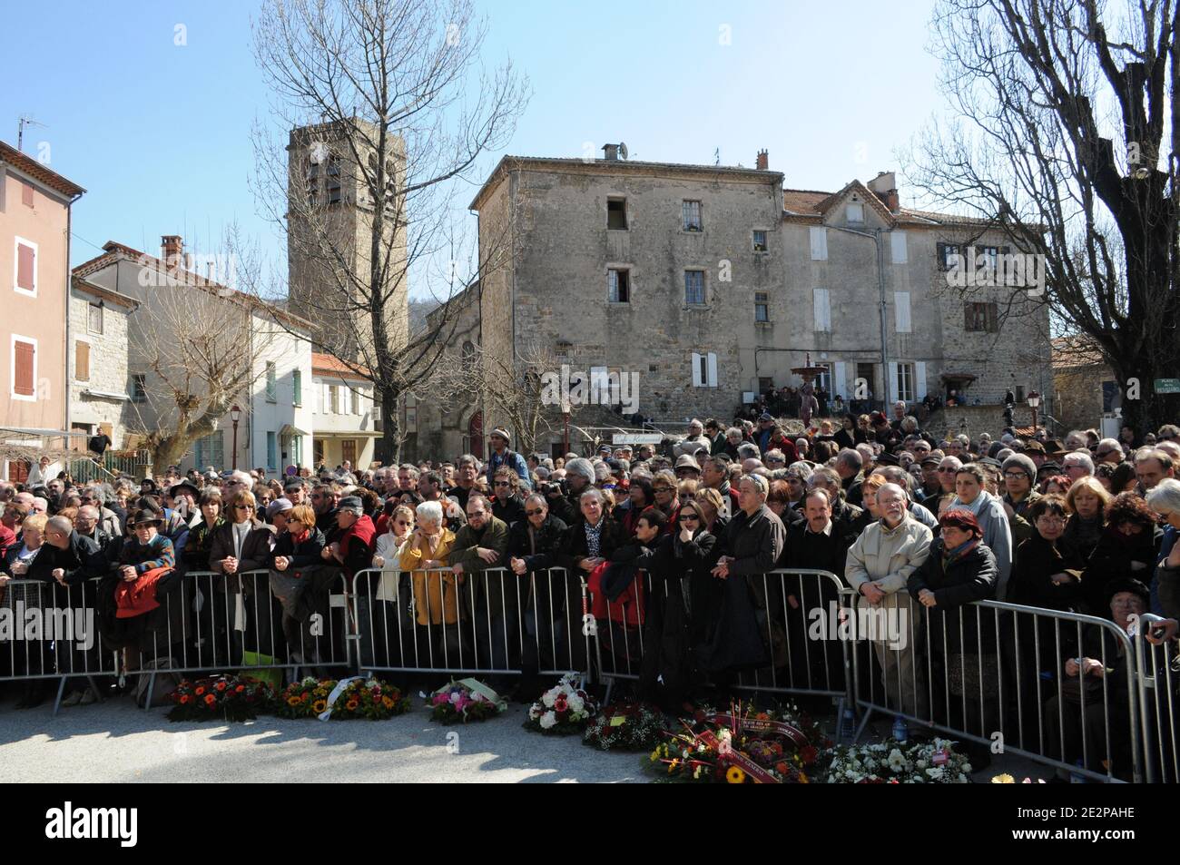 Diverse centinaia di persone partecipano ad una cerimonia in omaggio al cantautore francese Jean Ferrat, nel centro del villaggio di Antraigues-sur-Volane, Francia meridionale, il 16 marzo 2010. Foto di Nicolas Briquet/ABACAPRESS.COM Foto Stock