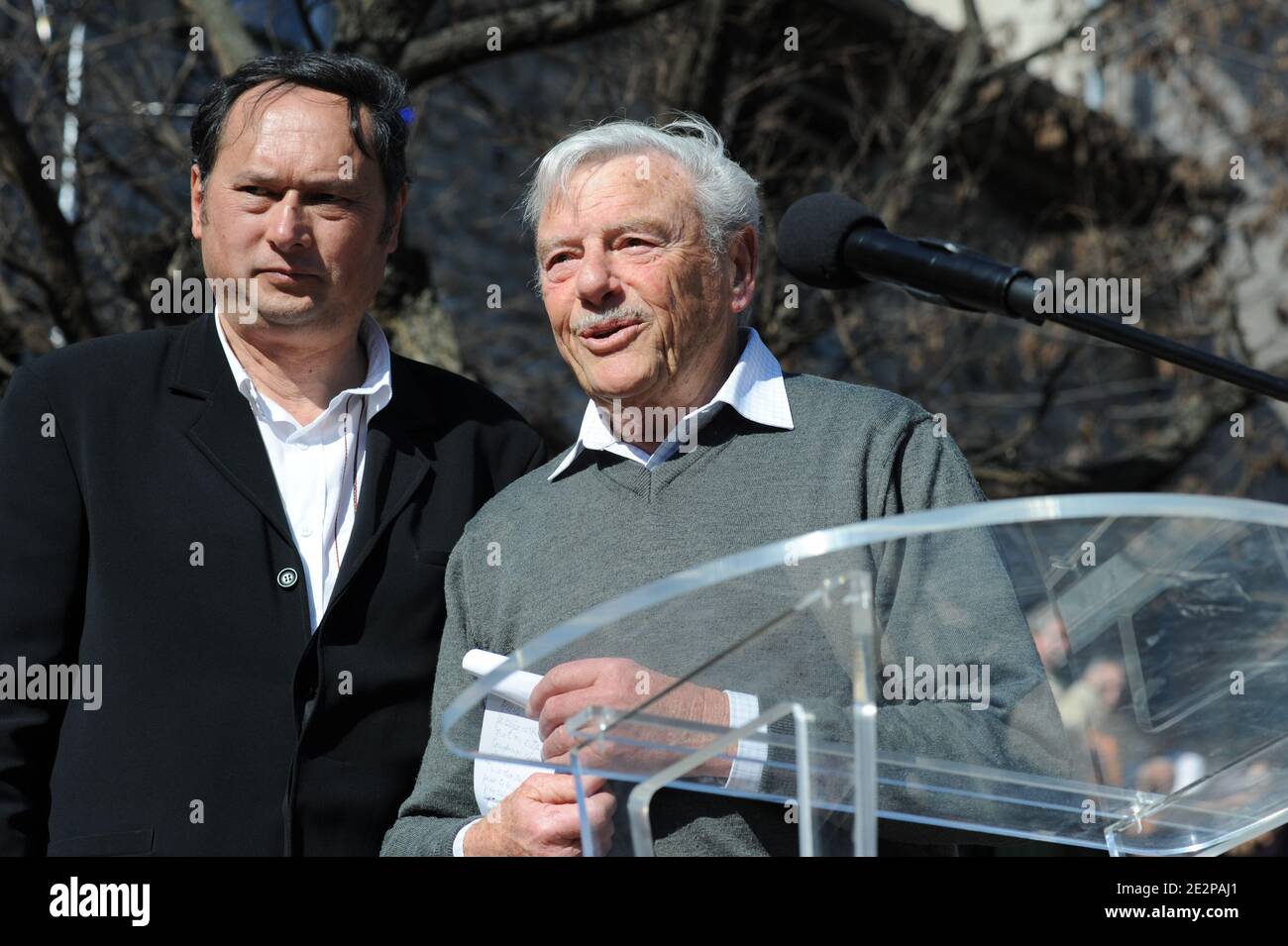 Pierre Tenenbaum (fratello di Jean Ferrat) alla cerimonia in omaggio del cantautore francese Jean Ferrat nel centro del villaggio di Antraigues-sur-Volane, Francia meridionale il 16 marzo 2010. Foto di Nicolas Briquet/ABACAPRESS.COM Foto Stock