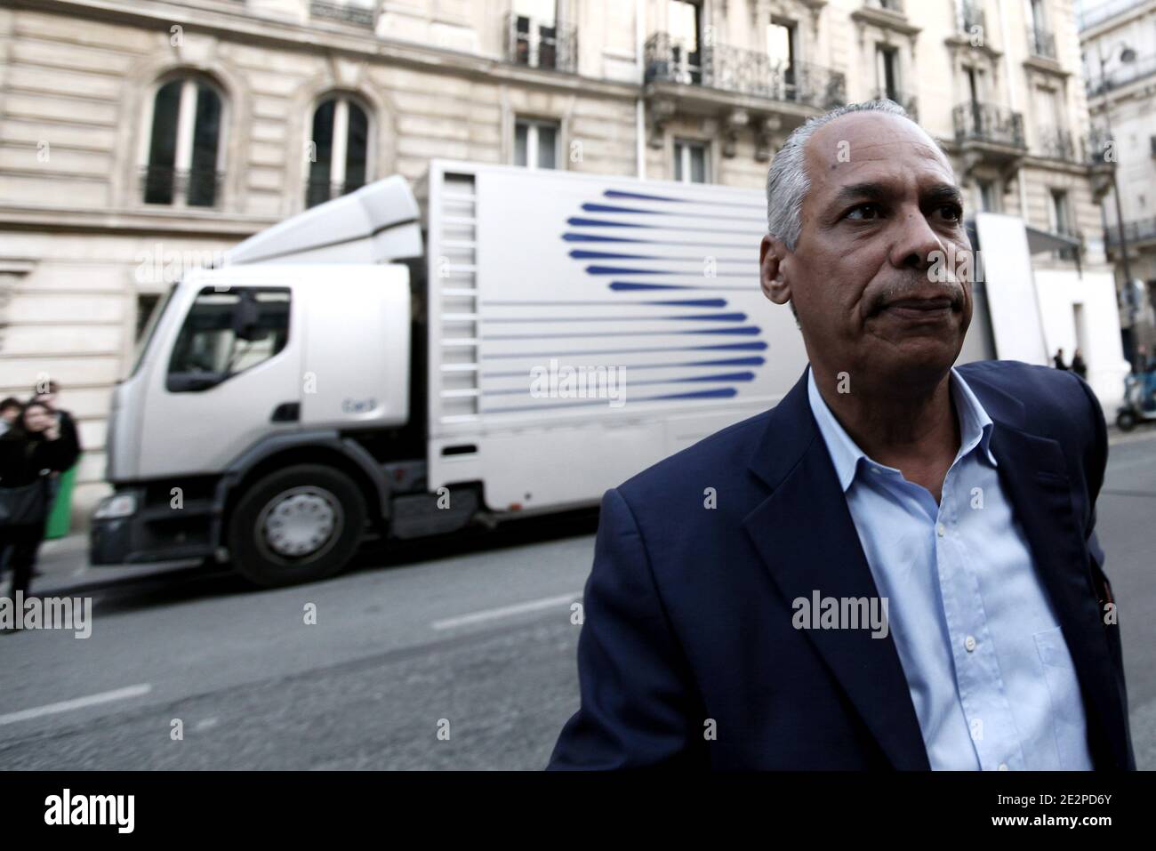 il presidente socialista del consiglio regionale dell'isola francese delle Indie occidentali della Guadalupa Victorin Lurel arriva alla sede del partito socialista a Parigi, in Francia, il 21 marzo 2010 prima dei risultati del secondo turno delle elezioni regionali della Francia. Foto di Stephane Lemouton/ABACAPRESS.COM Foto Stock