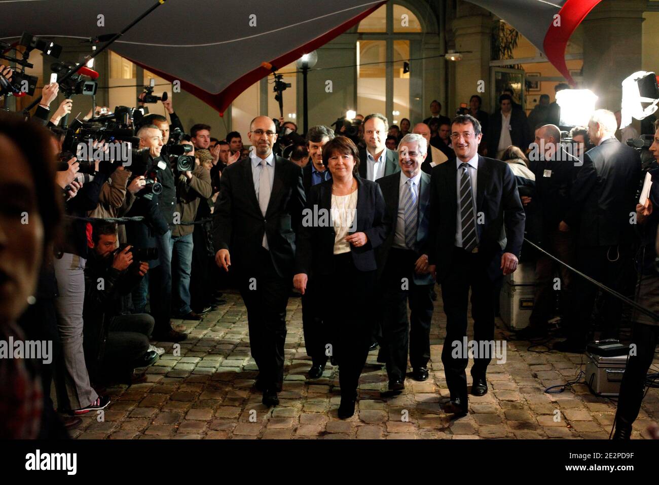 Il segretario nazionale del Partito socialista francese Martine Aubry ha affiancato Harlem Desir, David Assouline, Claude Bartolone, Francois Lamy arriva a tenere un discorso presso la sede del partito a Parigi, in Francia, il 21 marzo 2010 dopo i risultati del secondo turno delle elezioni regionali francesi. Con la chiusura dei seggi elettorali, le stime iniziali hanno dato alle alleanze elettorali dell'opposizione a guida socialista circa il 54 per cento dei voti, l'UMP di destra di Sarkozy il 36 per cento e il fronte nazionale di estrema destra poco meno del 9 per cento. Foto di Jean-Luc Luyssen/ABACAPRESS.COM Foto Stock