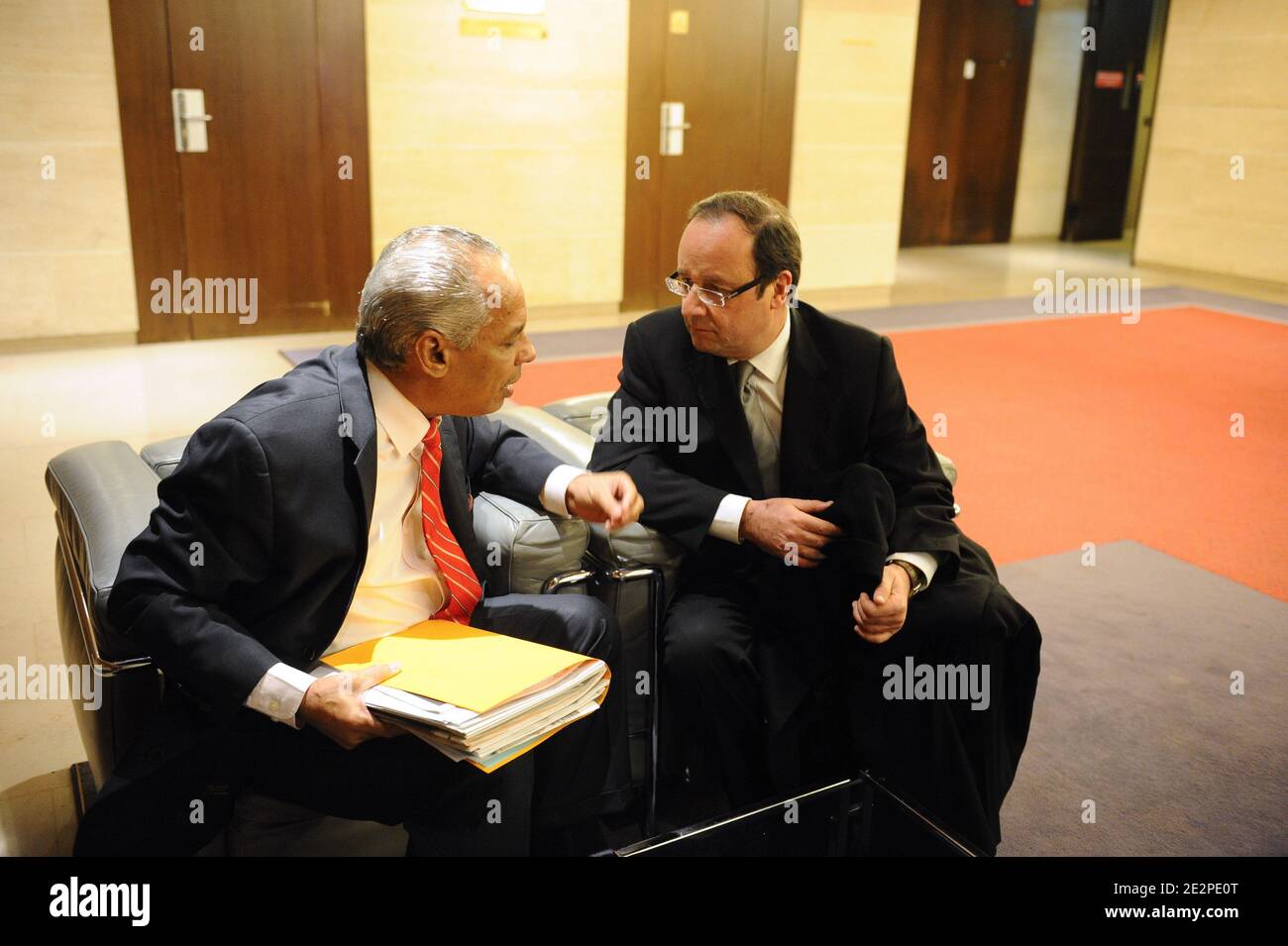 il presidente socialista del consiglio regionale dell'isola francese delle Indie occidentali della Guadalupa e il vice Victorin Lurel parla con il vice Francois Hollande prima dell'incontro del Partito socialista all'Assemblea nazionale di Parigi, in Francia, il 23 marzo 2010. Foto di Mousse/ABACAPRESS.COM Foto Stock
