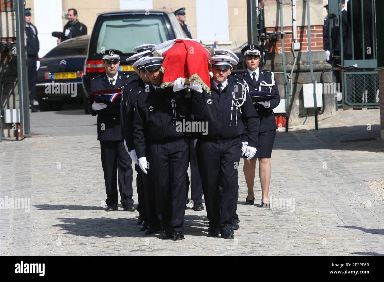 La bara portata dai poliziotti durante la cerimonia funeraria di Serge Nerin a Melun, a sud di Parigi, in Francia, il 23 marzo 2010, un poliziotto francese ucciso la settimana scorsa da sospetti membri del movimento separatista basco ETA. Foto di Pierre Villard/piscina/ABACAPRESS.COM Foto Stock