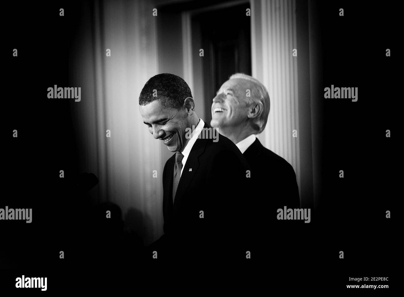 Il presidente DEGLI STATI UNITI Barack Obama e il vice presidente Joe Biden sorridono durante la cerimonia di firma della legge di riforma dell'assicurazione sanitaria nella stanza orientale a Washington, DC, USA, il 23 marzo 2010. Foto di Olivier Douliery/ABACAPRESS.COM Foto Stock