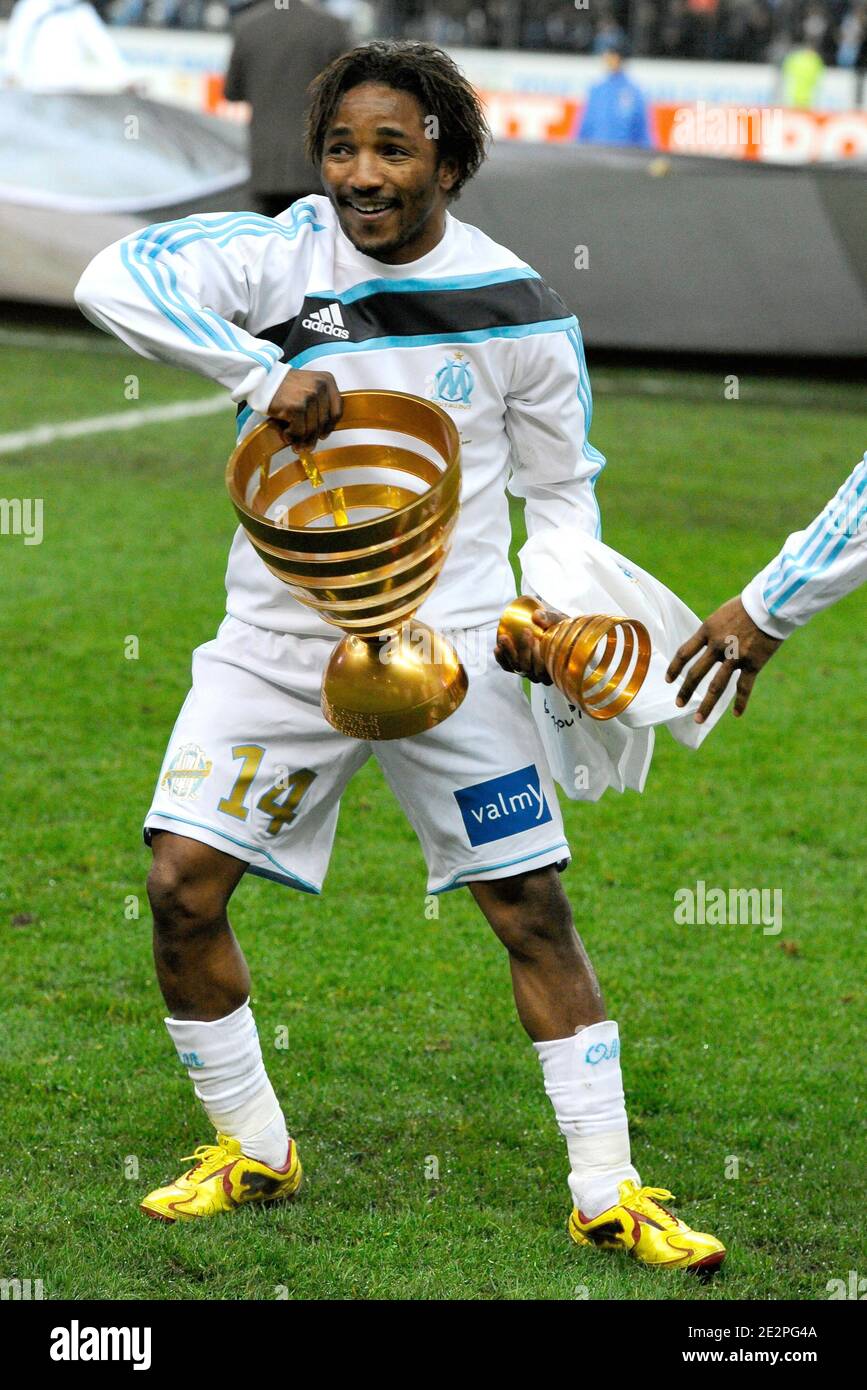 Il Bakari Kone di Marsiglia con la Coppa dopo la partita finale di calcio della Coppa di Lega Francese, Girondins de Bordeaux vs Olympique de Marseille allo Stade de France di Saint-Denis vicino a Parigi, Francia, il 27 marzo 2010. Marsiglia ha vinto 3-1. Foto di Henri Szwarc/ABACAPRESS.COM Foto Stock