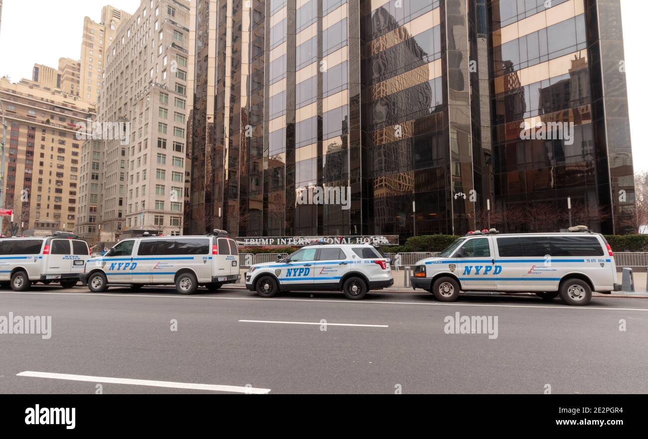 Una linea di auto di polizia NYPD stand guardia fuori Trump International Hotel al 1 Central Park West a Manhattan Foto Stock