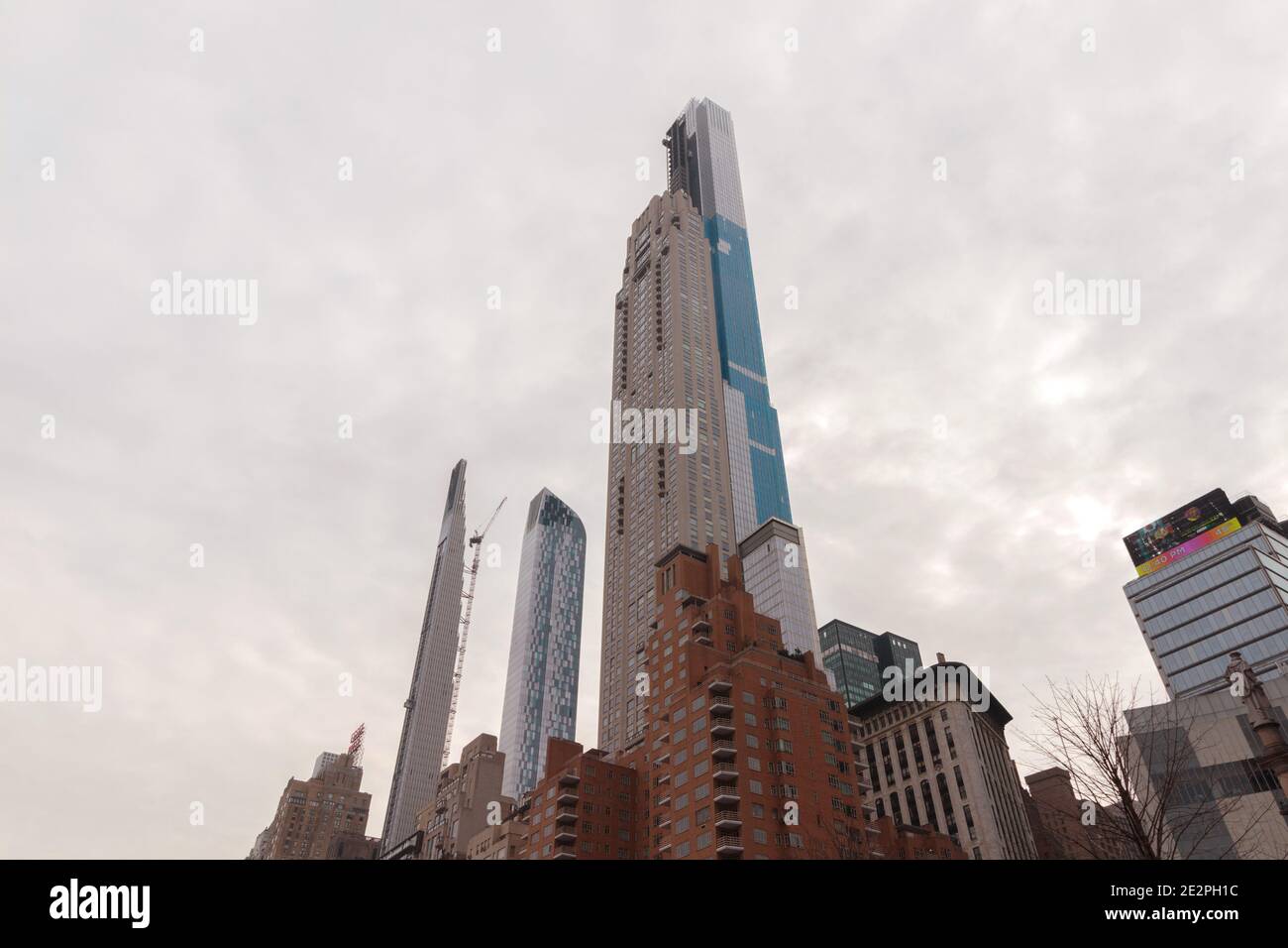 Skyline di Bilionaire's Row sulla 57th Street ovest a Manhattan, da l a r, 111 w 57th, 157 w 57th, 220 Central Park SO, 225 w 57th o Central Park Tower Foto Stock