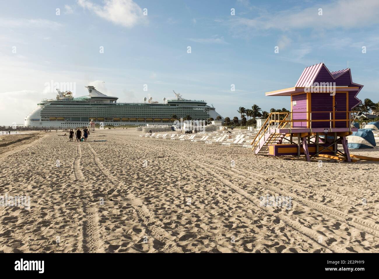 Una nave da crociera Royal Caribbean Cruises, Mariner of the Seas, naviga verso Government Cut, diretta ai terminal delle navi da crociera, al largo di South Beach, Miami Beach, Florida Foto Stock