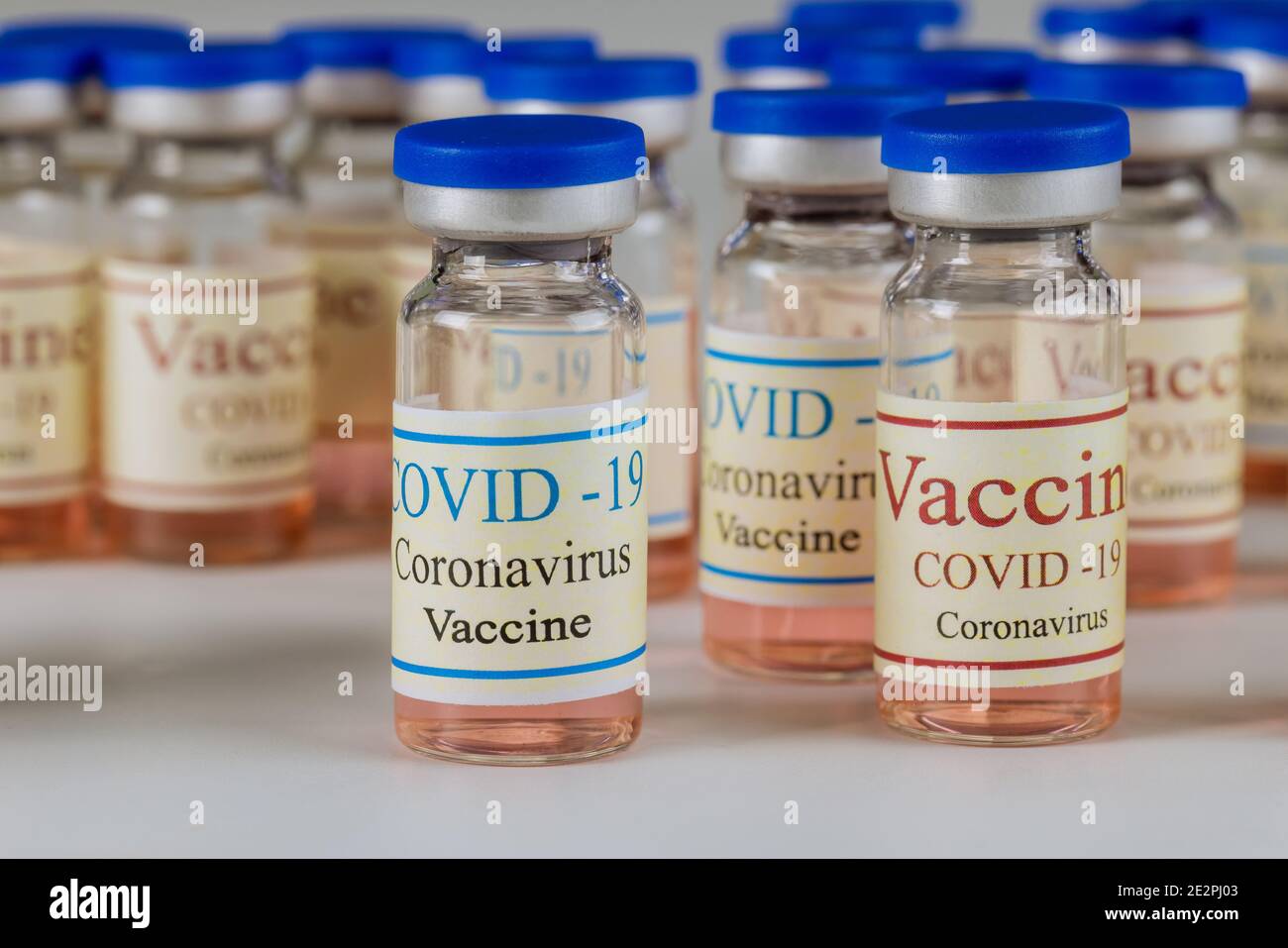 Contenitori di vetro vaccino del coronavirus SARS-COV-2 COVID-19 per combattere la pandemia del coronavirus. Foto Stock