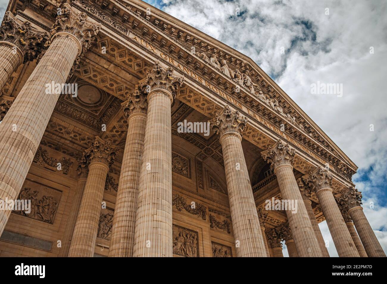 Colonne all'ingresso del Pantheon in stile neoclassico e cielo nuvoloso a Parigi. Uno dei centri culturali più suggestivi del mondo. Francia. Foto Stock